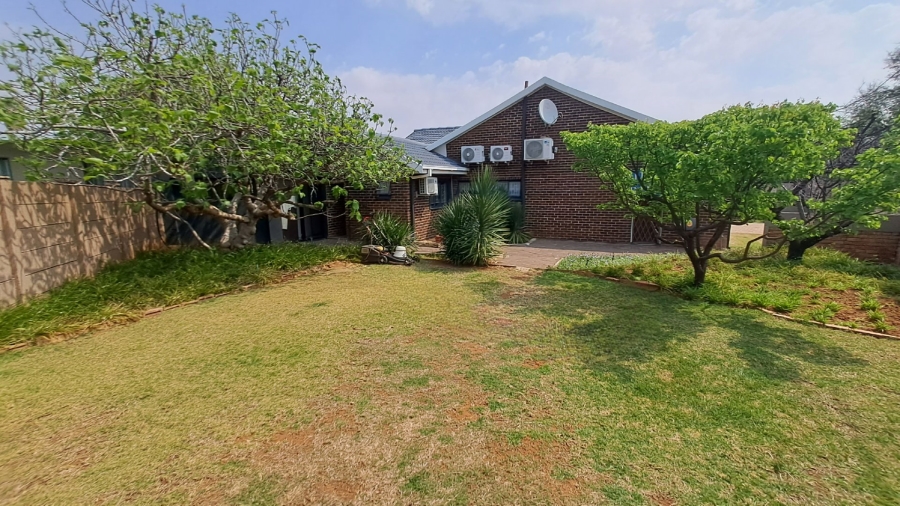 5 Bedroom Property for Sale in Langenhovenpark Free State